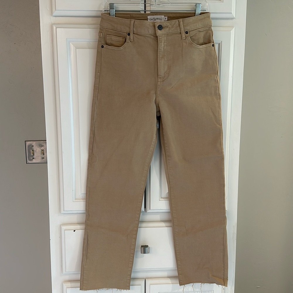 NWT Carly Jean Los Angeles Chrissy Jeans, Khaki, Size 9